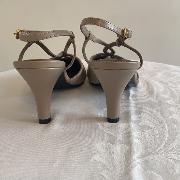Taupe closed toe sling back heels - size 9.5 - Picture 4 of 4